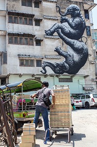 GRAFFITI D'ELEPHANTS SUR LA FACADE D'UN IMMEUBLE, SCENE DE RUE, VILLE DE BANGKOK, THAILANDE 