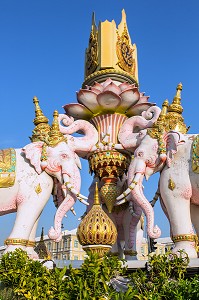 ELEPHANTS ROSES, STATUES A LA SYMBOLIQUE RELIGIEUSE, BOUDDHISTE, A COTE DU PALAIS ROYAL, BANGKOK, THAILANDE, ASIE 