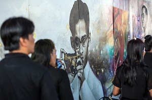 GRAFFITIS DU ROI RAMA IX AVEC SON APPAREIL PHOTO SUR LES MURS DE LA VILLE, BANGKOK, THAILANDE 
