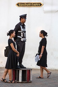 SCENE DE RUE DEVANT LE PALAIS ROYAL, VILLE DE BANGKOK, THAILANDE 