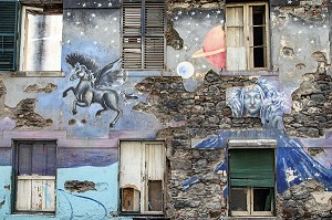 STREET-ART DANS LES RUE DE FUNCHAL, GRAFFITIS SUR LA FACADE DES MAISONS, FUNCHAL, ILE DE MADERE, PORTUGAL 
