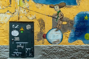 STREET-ART DANS LES RUE DE FUNCHAL, GRAFFITIS SUR LA FACADE DES MAISONS, FUNCHAL, ILE DE MADERE, PORTUGAL 