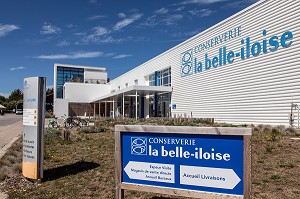 FACADE DE LA CONSERVERIE LA BELLE-ILOISE, QUIBERON, MORBIHAN (56), FRANCE 