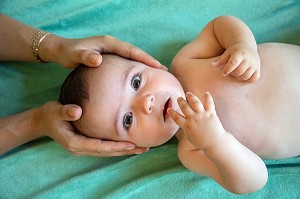 FEMME OSTEOPATHE, MANIPULATION MANUELLE D'UN ENFANT EN BAS AGE POUR DES TROUBLES DE L'ORGANISME
