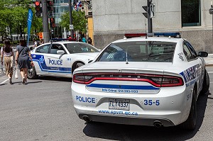 VOITURES DE POLICE DEVANT LE SQUARE VICTORIA, MONTREAL, QUEBEC, CANADA 