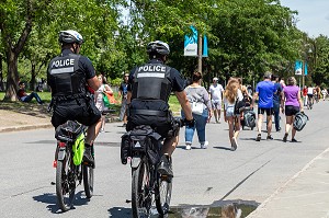 PATROUILLE DE POLICE A VELO EN SURVEILLANCE, PROMENADE DU VIEUX PORT, MONTREAL, QUEBEC, CANADA 
