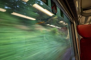 VOYAGE EN TRAIN SUR LA LIGNE SNCF PARIS-GRANVILLE EN DIRECTION DE LA GARE MONTPARNASSE 