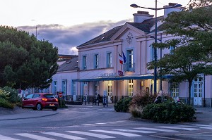 GARE D'AURAY A LA TOMBEE DE LA NUIT, MORBIHAN, BRETAGNE, FRANCE 