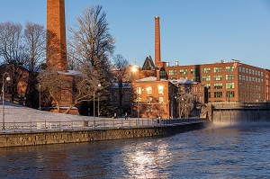  THE WALK OF LOVE LOCKS, TAMMERKOSKI FALLS WITH ITS HYDROELECTRIC PLANT AND THE FRENCKELL THEATER, TAMPERE, FINLAND, EUROPE