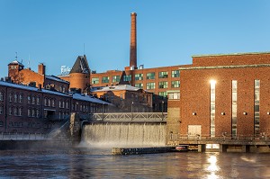  THE WALK OF LOVE LOCKS, TAMMERKOSKI FALLS WITH ITS HYDROELECTRIC PLANT AND THE FRENCKELL THEATER, TAMPERE, FINLAND, EUROPE