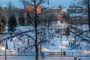  CHILDREN'S PLAYGROUND IN THE PUBLIC GARDEN IN THE SNOW, TAMPERE, FINLAND, EUROPE
