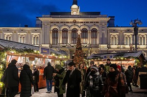  CHRISTMAS MARKET IN FRONT OF THE MAYOR'S OFFICER (CITY HALL), TAMPERE, FINLAND, EUROPE