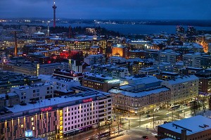  VIEW OVER THE CITY CENTRE AND LAKE NASIJARVI FROM THE PANORAMIC MORO SKY BAR, TAMPERE, FINLAND, EUROPE