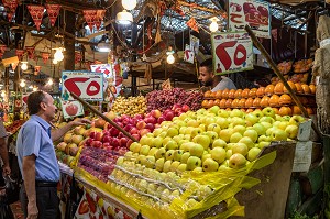 ETALAGE DE FRUITS ET LEGUMES, MARCHE EL DAHAR, QUARTIER POPULAIRE DE LA VIEILLE VILLE, HURGHADA, EGYPTE, AFRIQUE 