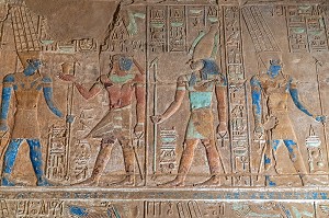 BAS-RELIEF ET FRESQUES AUX COULEURS VIVES, DIEU HORUS A TETE DE FAUCON, DOMAINE D'AMON, TEMPLE DE KARNAK, SITE DE L'EGYPTE ANTIQUE DE LA XIII EME DYNASTIE, PATRIMOINE MONDIAL DE L'UNESCO, LOUXOR, EGYPTE, AFRIQUE 