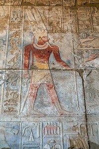PHARAON SUR LE BAS-RELIEF ET FRESQUES AUX COULEURS VIVES, HIEROGLYPHES EGYPTIENNES ECRITURE SACREE FIGURATIVE, DOMAINE D'AMON, TEMPLE DE KARNAK, SITE DE L'EGYPTE ANTIQUE DE LA XIII EME DYNASTIE, PATRIMOINE MONDIAL DE L'UNESCO, LOUXOR, EGYPTE, AFRIQUE 