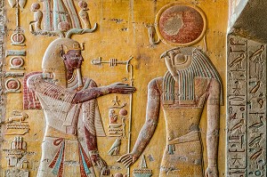 MERENPTAH S'ADRESSANT AU DIEU HORUS A TETE DE FAUCON, BAS-RELIEF ET FRESQUES PEINTES AUX COULEURS VIVES, TOMBEAU DU PHARAON MERENPTAH, VALLEE DES ROIS, LOUXOR, EGYPTE, AFRIQUE 