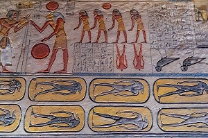 BAS-RELIEF ET FRESQUES PEINTES AUX COULEURS VIVES ILLUSTRANT LE LIVRE DES CAVERNES OU LIVRE DES QUERERTS, TEXTE FUNERAIRE DE L'EGYPTE ANTIQUE, TOMBEAU DE RAMSES IX, VALLEE DES ROIS, LOUXOR, EGYPTE, AFRIQUE 