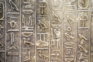 HIEROGLYPHES EGYPTIENNES ECRITURE SACREE FIGURATIVE, TOMBEAU DE KAGEMNI, VIZIR DU PHARAON TETI DE LA IV EME DYNASTIE, NECROPOLE DE SAQQARAH, REGION DE MEMPHIS ANCIENNE CAPITALE DE L'EGYPTE ANTIQUE, LE CAIRE, EGYPTE, AFRIQUE 