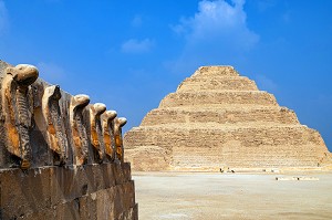 PYRAMIDE A DEGRES DE DJESER, PLUS ANCIEN EDIFICE EN PIERRE ET PREMIERE PYRAMIDE DE L'HISTOIRE, NECROPOLE DE SAQQARAH DE L'ANCIEN EMPIRE, REGION DE MEMPHIS ANCIENNE CAPITALE DE L'EGYPTE ANTIQUE, LE CAIRE, EGYPTE, AFRIQUE 