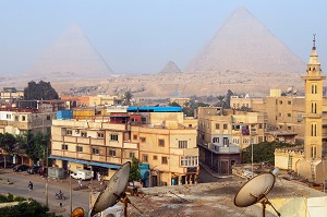  THE CITY'S POPULAR QUARTER IN FRONT OF THE PYRAMIDS OF GIZA, CAIRO, EGYPT, AFRICA