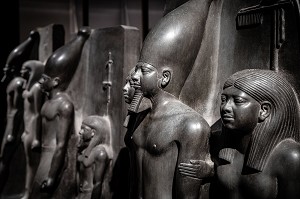 STATUAIRE DE L'ANCIEN EMPIRE, LA TRIADE DU PHARAON MYKERINOS ENTOURE DE LA DEESSE HATHOR ET LE NOME DE CYNOPOLIS, STATUE EN SCHISTE, MUSEE EGYPTIEN DU CAIRE CONSACRE A L'ANTIQUITE EGYPTIENNE, LE CAIRE, EGYPTE, AFRIQUE 