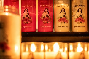  CANDLES LIT AS PRAYER TO THE SAINT, BASILICA OF SAINTE-THERESE OF LISIEUX, PILGRIMAGE SITE, LISIEUX, PAYS D'AUGE, NORMANDY, FRANCE