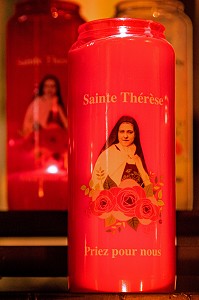  CANDLES LIT AS PRAYER TO THE SAINT, BASILICA OF SAINTE-THERESE OF LISIEUX, PILGRIMAGE SITE, LISIEUX, PAYS D'AUGE, NORMANDY, FRANCE