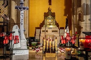  SOUTH TRANSEPT WITH THE SAINT'S RELIQUARY, BASILICA OF SAINTE-THERESE OF LISIEUX, PILGRIMAGE SITE, LISIEUX, PAYS D'AUGE, NORMANDY, FRANCE