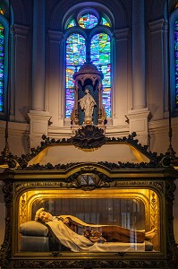 RECUMBENT STATUE OF THERESE WHICH HOLDS RELICS OF THE SAINT FOR PRAYER, CARMEL CHAPEL, SAINTE THERESE SHRINE AND MEMORIAL, LISIEUX, CALVADOS, NORMANDY, FRANCE