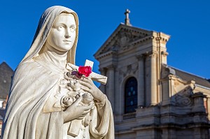  STATUE OF SAINTE-THERESE OF THE INFANT JESUS WITH A ROSE IN FRONT OF THE CARMELITE CONVENT, LISIEUX, PAYS D'AUGE, NORMANDY, FRANCE