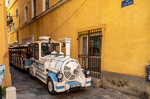 PETIT TRAIN TOURISTIQUE RUE SAINT JEAN DANS LA VIEILLE VILLE DE BASTIA