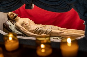 STATUE DU CHRIST GISANT ENTOUREE DE BOUGIES , BASTIA