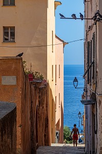 RUELLE ETROITE MENANT A LA MER DANS LA VIEILLE VILLE DE BASTIA