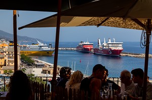 FERRIES DANS LE PORT DE BASTIA VUS DEPUIS UNE TERRASSE DE CAFE, CORSE