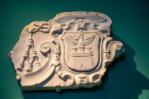 ARMOIRIES SCULPTEES EN MARBRE AU MUSEE DE BASTIA