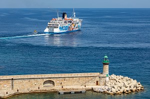 FERRY ENTRANT DANS LE PORT DEVANT LE PHARE DE LA JETEE, BASTIA, CORSE