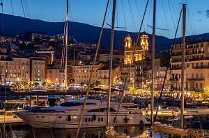 VIEUX PORT DE BASTIA AU CREPUSCULE AVEC EGLISE ILLUMINEE ET YACHTS, CORSE
