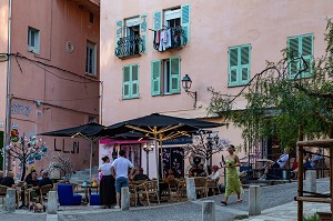 TERRASSE DE RESTAURANT ANIMEE DANS UNE RUE DE BASTIA