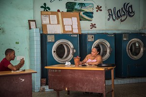 MACHINES A LAVER DANS UNE LAVERIE DE LA VIELLE VILLE (HABANA VIEJO), LA HAVANE, CUBA, CARAIBES 