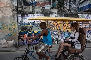 VELO TAXI (BICITAXI) DANS UNE RUE COUVERTE DE GRAFITIS, LA HAVANE, CUBA, CARAIBES 