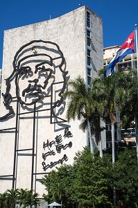 PORTRAIT DU CHE (1928-1967), ERNESTO GUEVARA, UN DES LEADERS DE LA REVOLUTION CUBAINE, SUR UNE FACADE D'IMMEUBLE, PLACE DE LA REVOLUTION, PLAZA DE LA REVOLUCION, LA HAVANE, CUBA, CARAIBES 