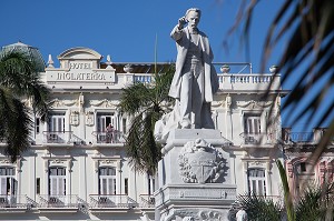 STATUE DE JOSE MARTI (1853-1895), HOMME POLITIQUE, PHILOSOPHE ET POETE CUBAIN, DEVANT L'HOTEL INGLATERRA (HOTEL D'ANGLETERRE), PARQUE CENTRAL, LA HAVANE, CUBA, CARAIBES 