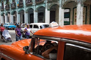 TAXI CUBAIN EN VIEILLE VOITURE AMERICAINE, SCENE DE RUE, AVENIDA BELGICA, HAVANE, CUBA, CARAIBES 
