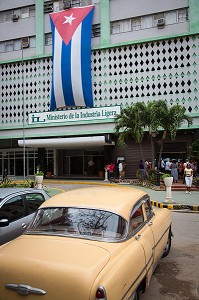 DRAPEAU CUBAIN SUR LA FACADE DU MINISTERE DE L'INDUSTRIE LEGERE (INDUSTRIA LIGERA), CALLE EMPEDRADO, LA HAVANE, CUBA, CARAIBES 
