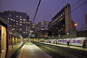 TRAIN TGV A QUAI, A LA TOMBEE DE LA NUIT, GARE MONTPARNASSE, XVEME ARRONDISSEMENT, PARIS (75), FRANCE 