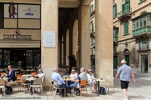 TERRASSE DU CAFE ROYALE DEVANT LE NOUVEAU PARLEMENT, MALTE 