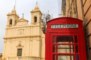 CABINE TELEPHONIQUE ANGLAISE ET EGLISE DE SAN LAWRENZ, GOZO, MALTE 