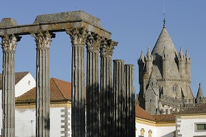 TEMPLE ROMAIN ET CATHEDRALE, EVORA, ALENTEJO, PORTUGAL 