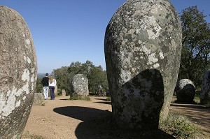 COMELEQUE DOS ALMENDRES, MONUMENT MEGALITHIQUE PRES D'EVORA, ALENTEJO, PORTUGAL 